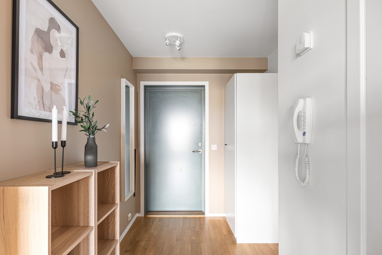 Innbydende gang med god plass til å henge fra deg yttertøy og sette fra deg sko. Her er det også plass til en garderobeløsning slik at lagring av yttertøy ikke blir et problem. Galleribilde