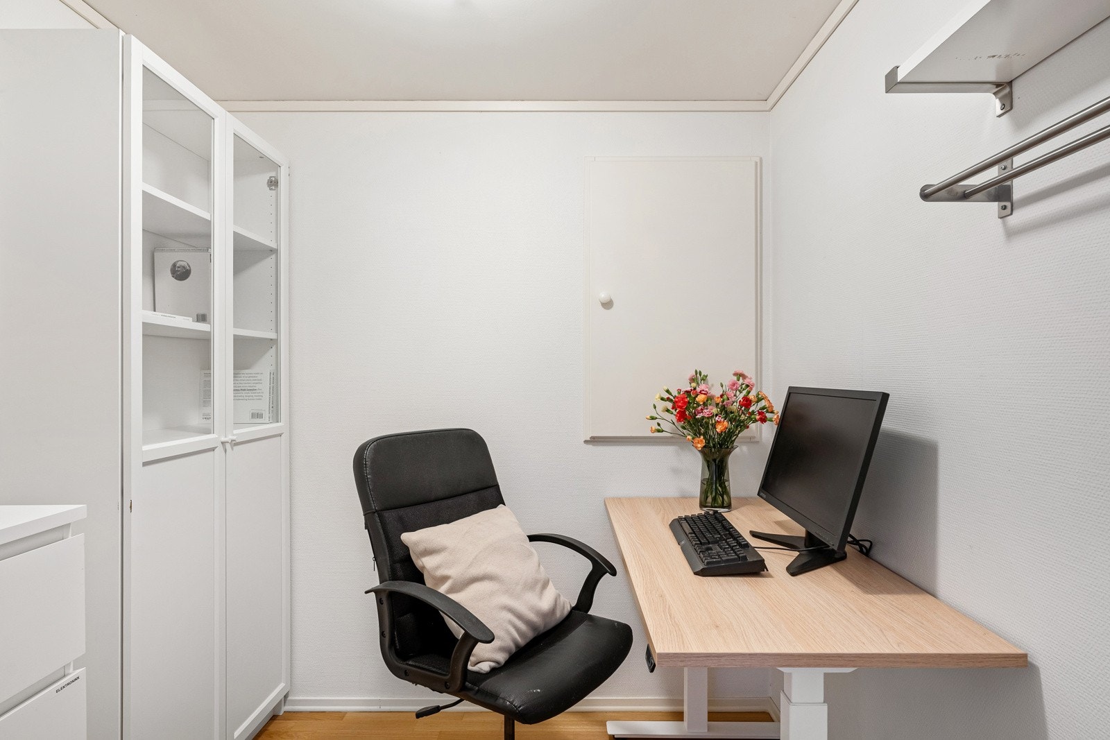 Bod av god størrelse, her har nåværende eier valgt å sette inn en pult og bruke rommet som et kontor. Dette fungerer det flott som, men rommet er ikke godkjent for varig opphold. Galleribilde
