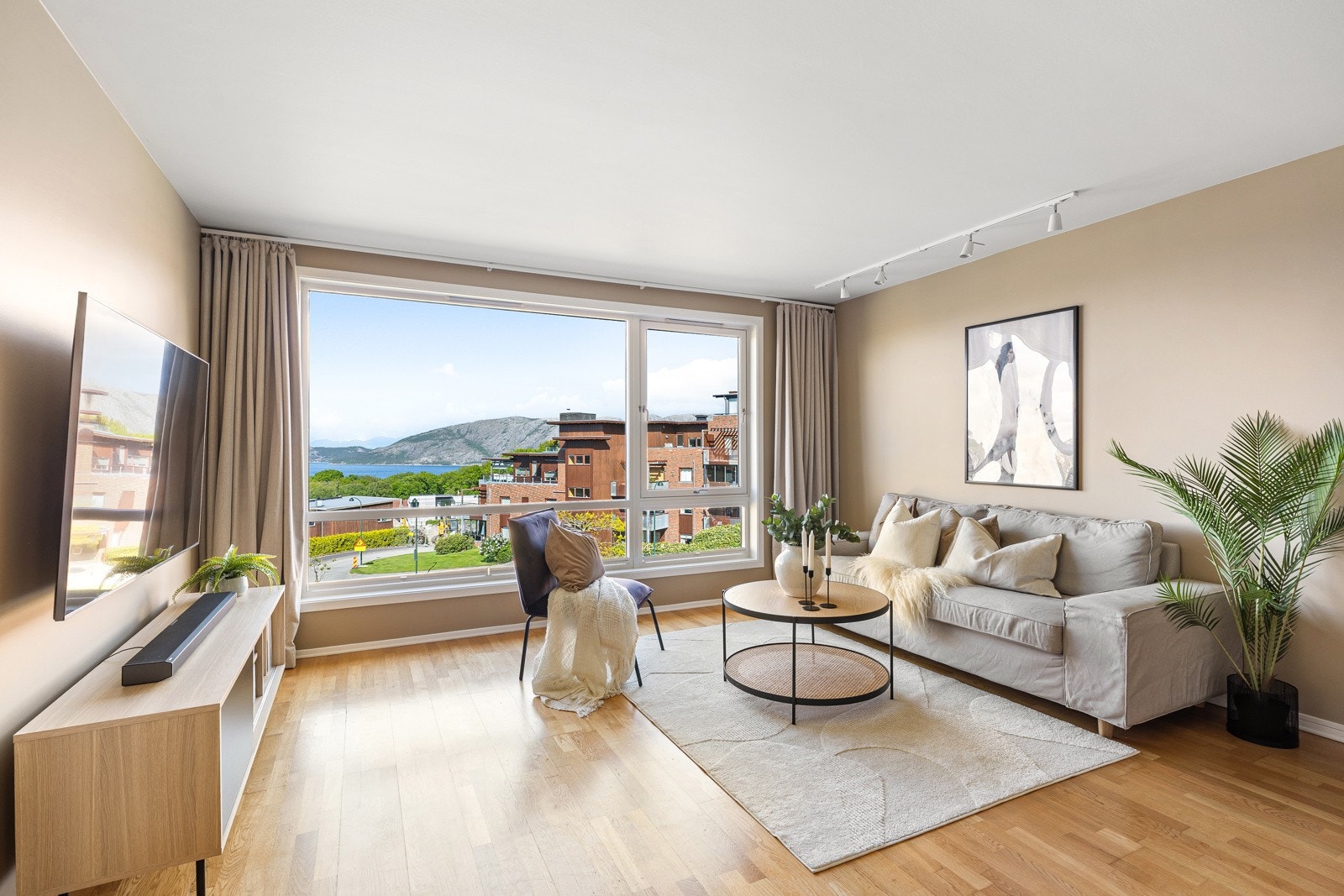 I stuen er det god plass til en sofa-krok, tv-seksjon, spisebord og annet ønsket møblement. Galleribilde