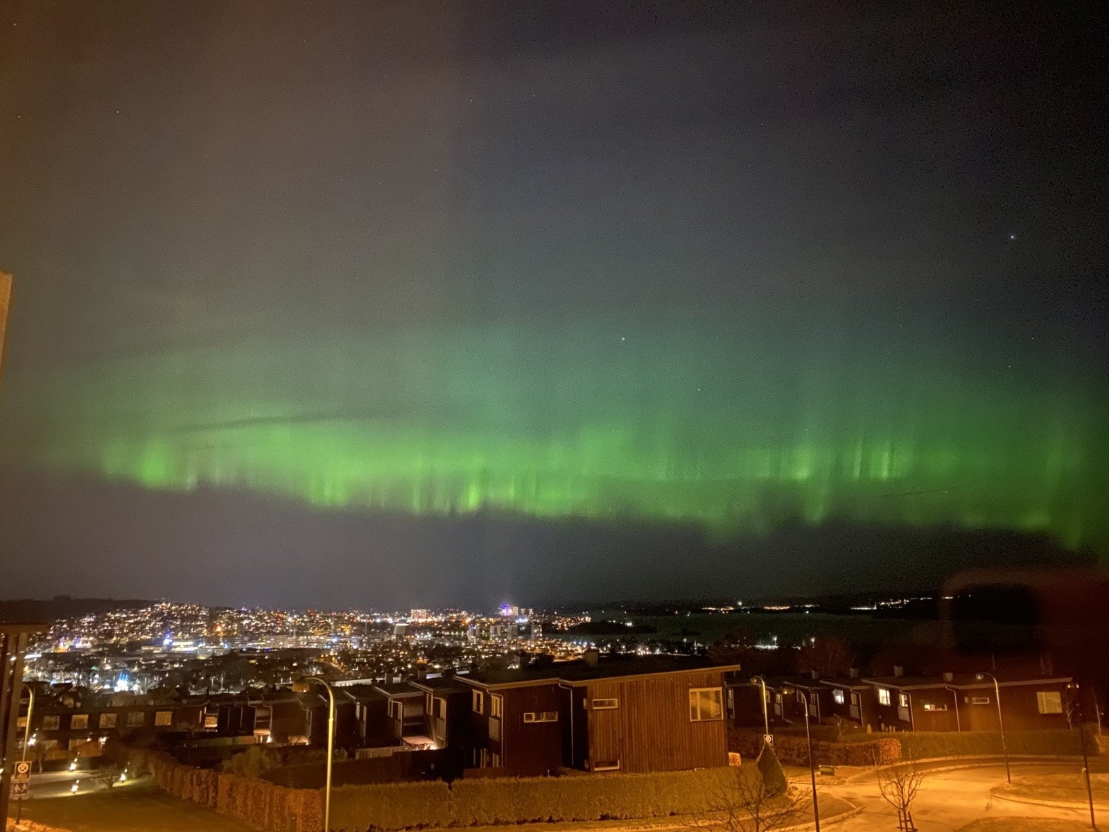 Her er man så heldige at man kommer seg over en del av byens lysforurensning og på de rette tidspunktene kan man se fantastisk nordlys rett inn stuevinduet (bilde fra selger). Galleribilde