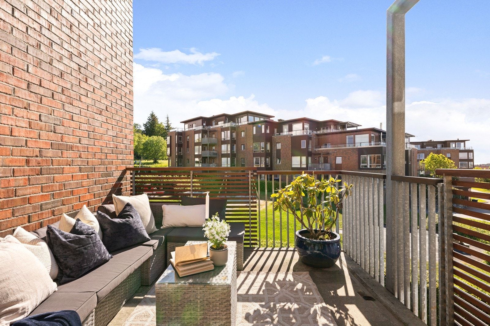 Herlig privat balkong. Her har du sol fra du kommer hjem fra jobb på ettermiddagen til den går ned over Jåttånuten. Et perfekt sted til grilling, soling og avslapning. Galleribilde
