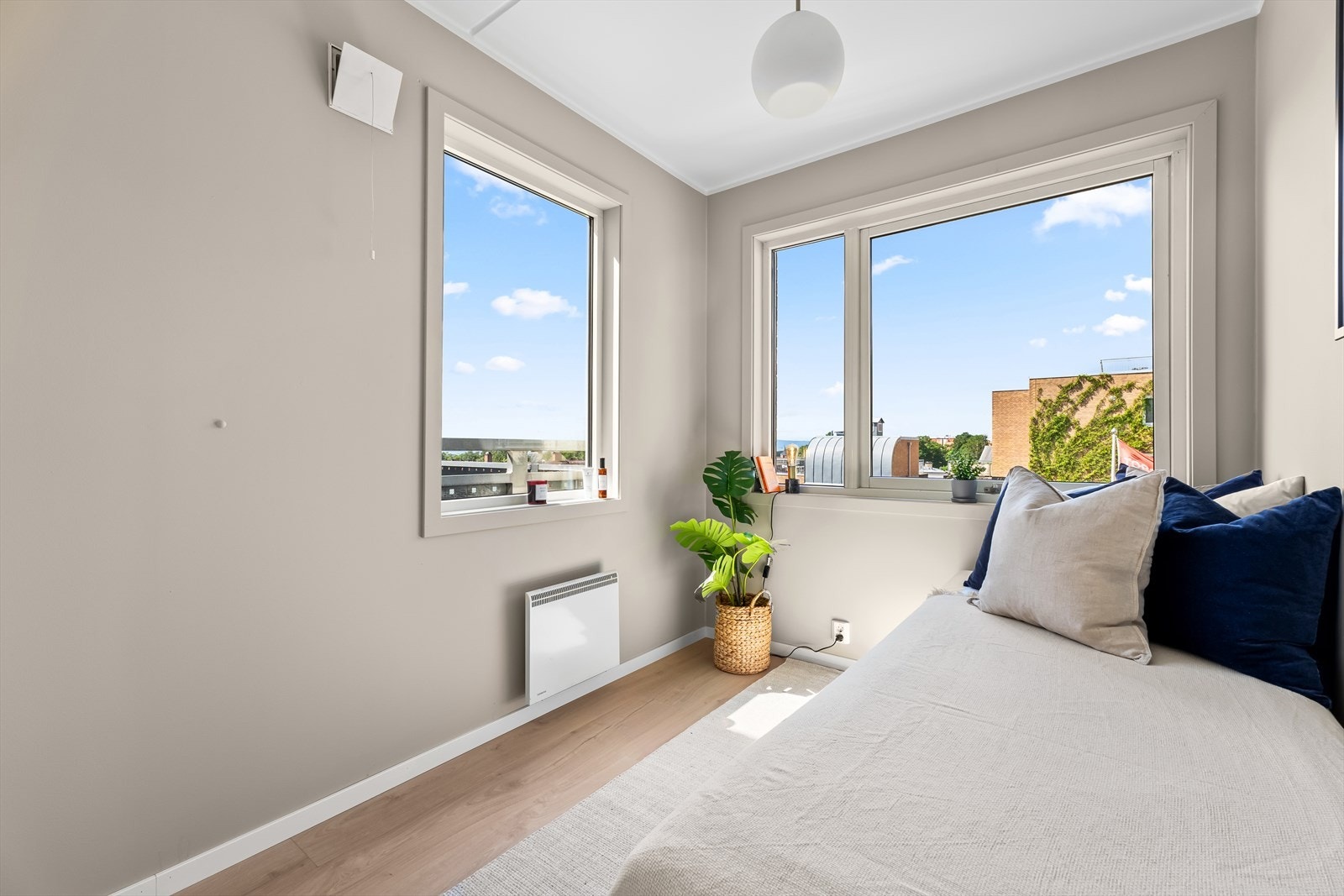 Soverommet har vinduer mot flere himmelretninger, noe som gir godt lysinnslipp og en luftig romfølelse. Galleribilde