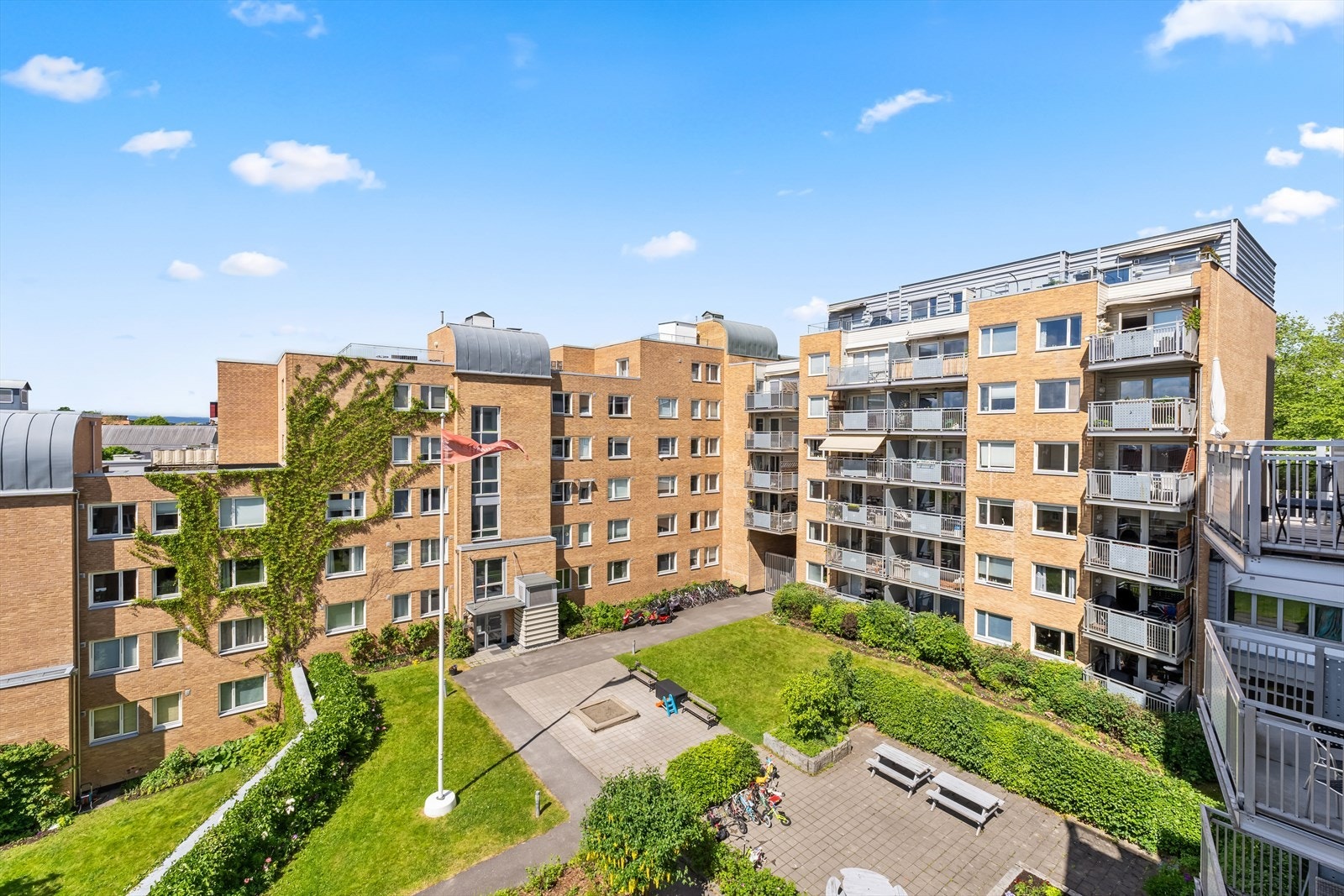 Balkongen vender ut mot en stille bakgård og gir et lunt og tilbaketrukket uterom. Galleribilde