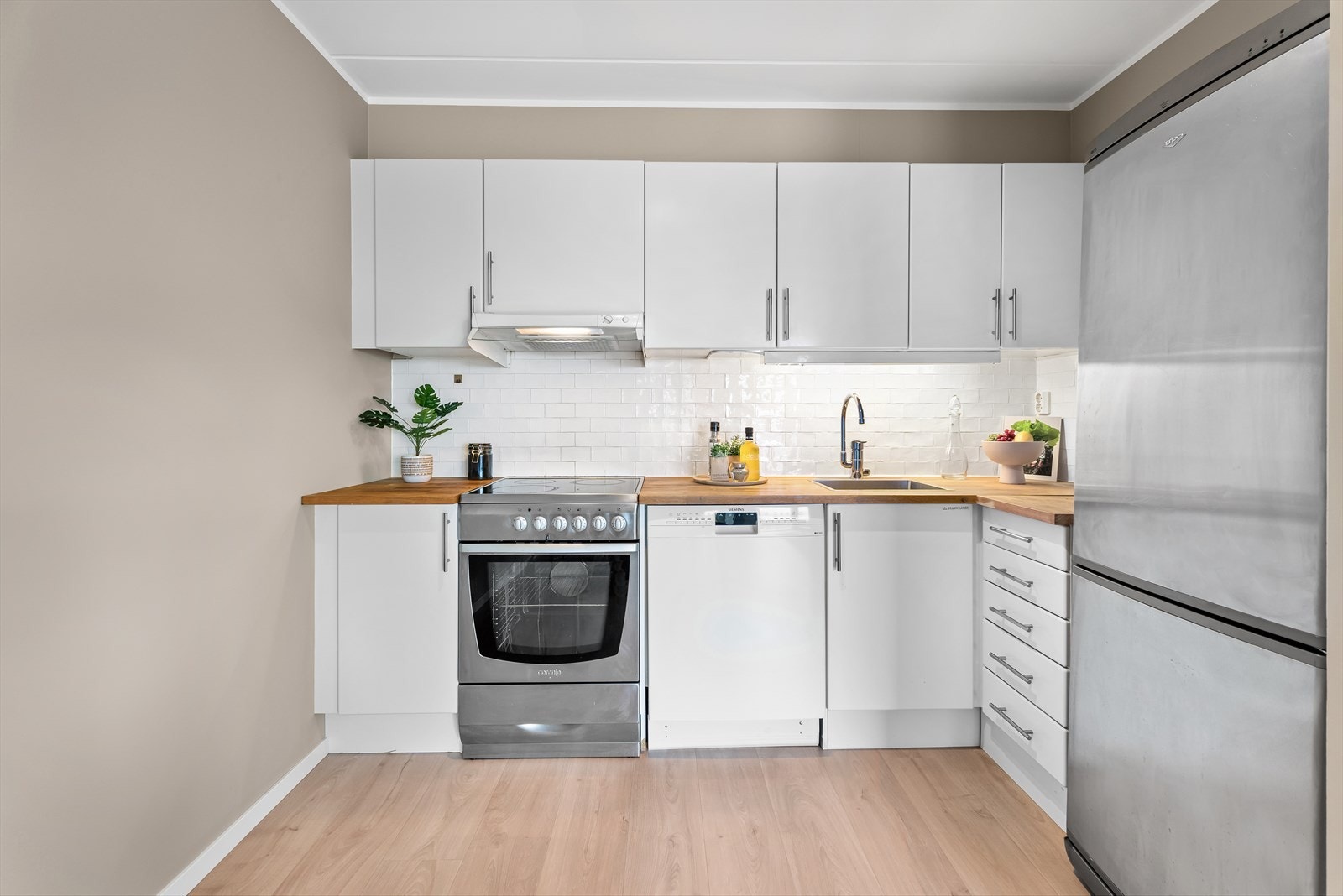 Det ble installert ny oppvaskmaskin i 2022, og kjøkkenbatteriet ble skiftet ut i 2024. Galleribilde