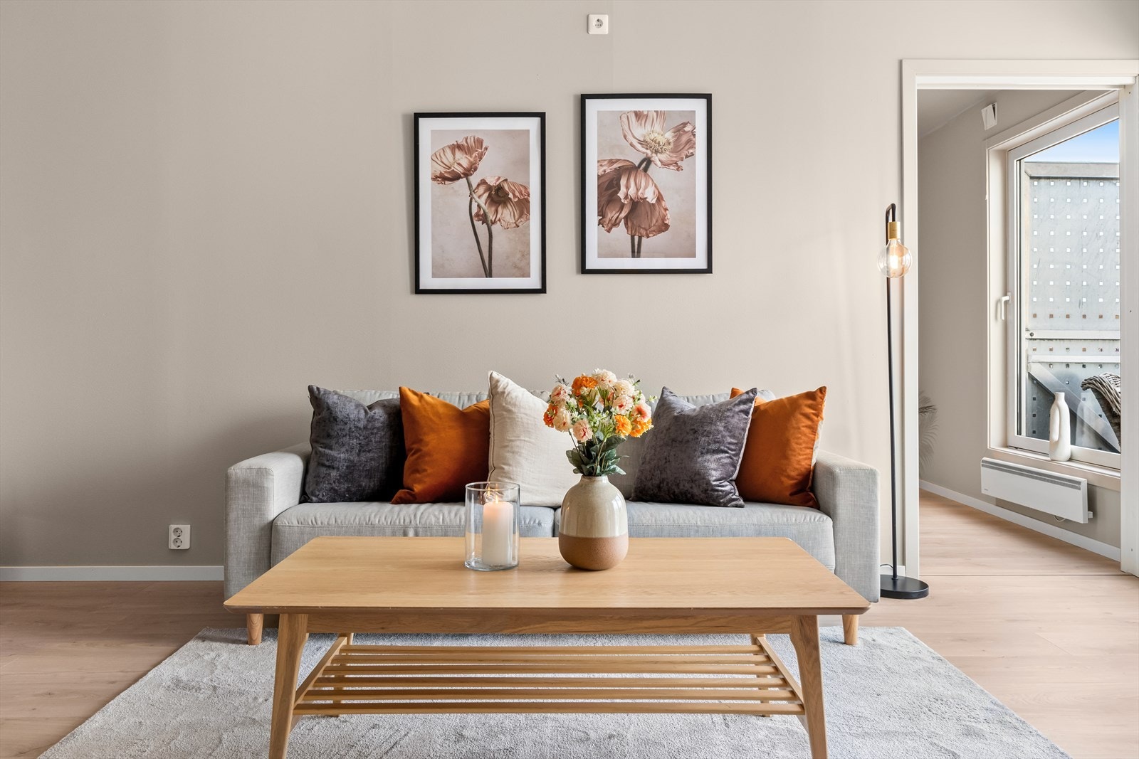 I 2025 ble det lagt nytt, stilrent gulv og overflatene ble malt i delikate, moderne fargetoner som gir leiligheten et tidsriktig og gjennomført uttrykk. Galleribilde