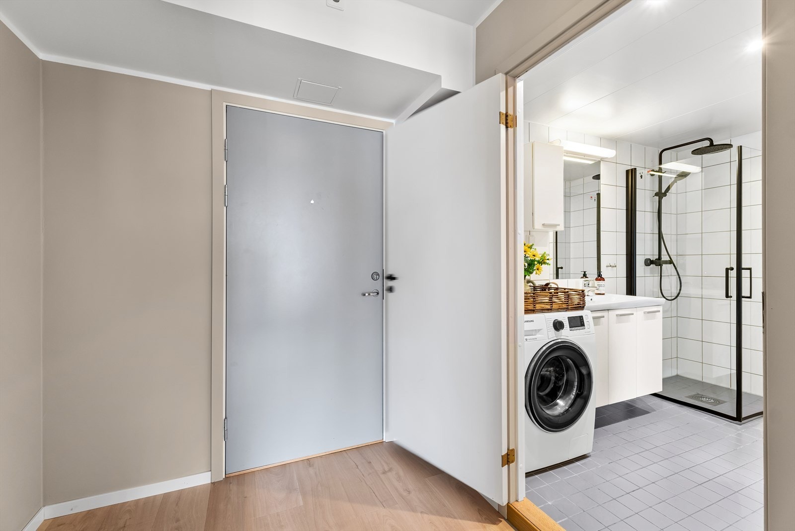 Leiligheten har en innbydende entré som skaper et umiddelbart godt førsteinntrykk. Galleribilde