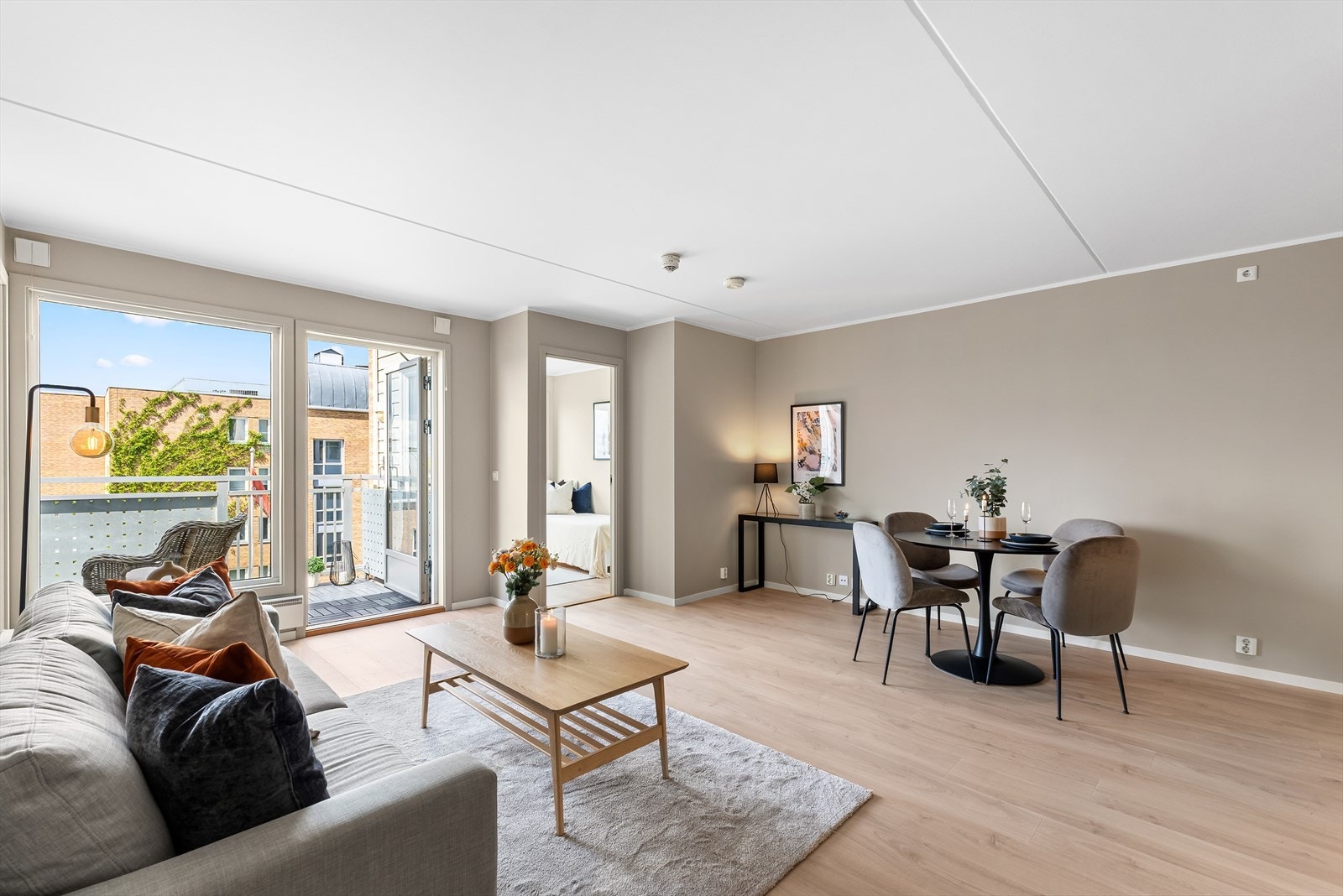 Planløsningen åpner opp for flere møbleringsmuligheter med god plass til sofagruppe, TV-møbler og spisebord med tilhørende stoler. Galleribilde