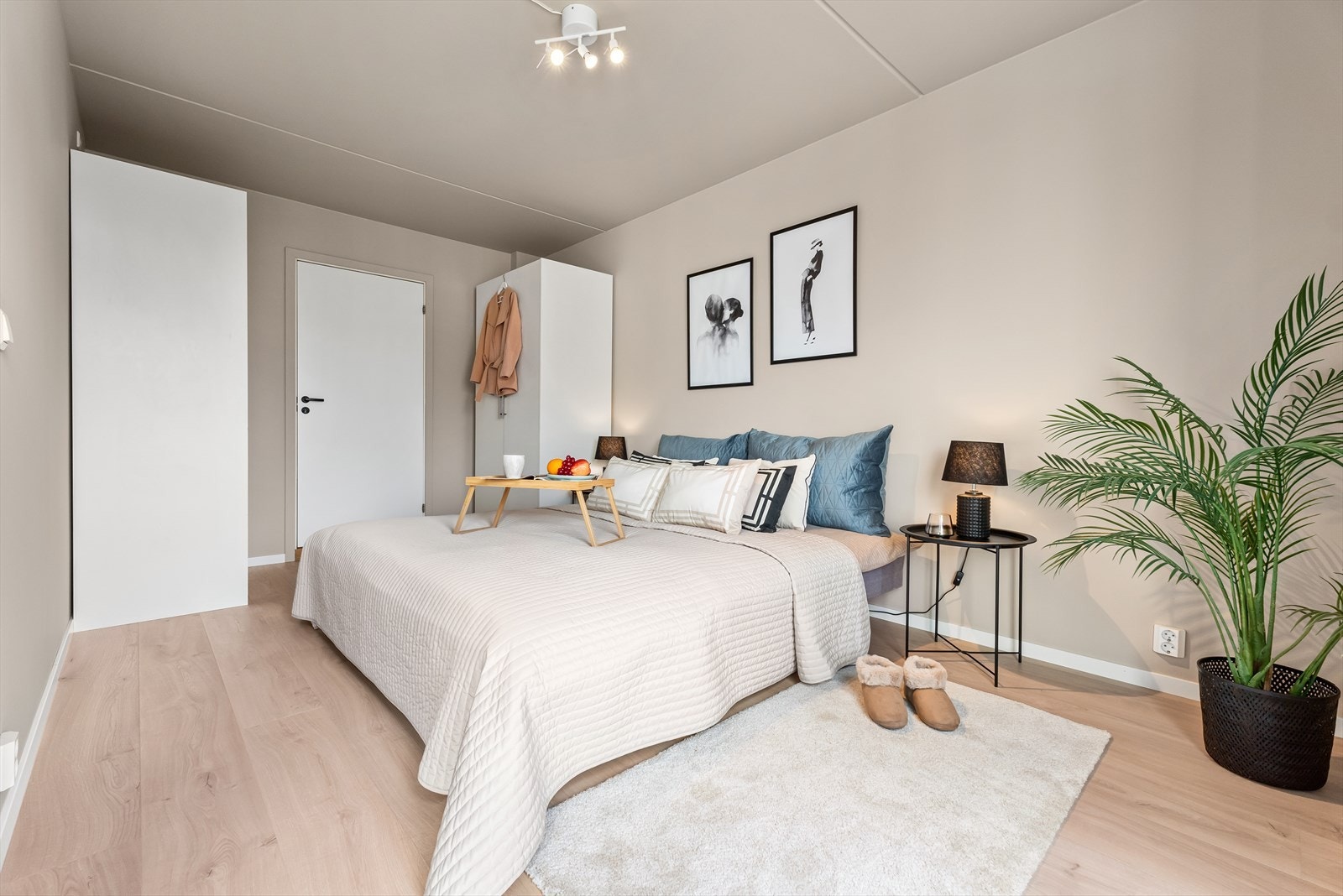 De lune fargevalgene på veggene, sammen med store vindusflater, skaper en lys og behagelig atmosfære. Galleribilde