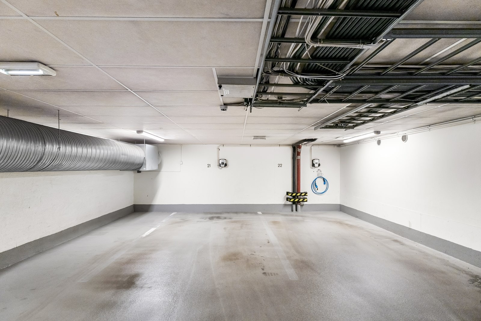 Det medfølger garasjeplass med elbillader i lukket garasjeanlegg. Galleribilde