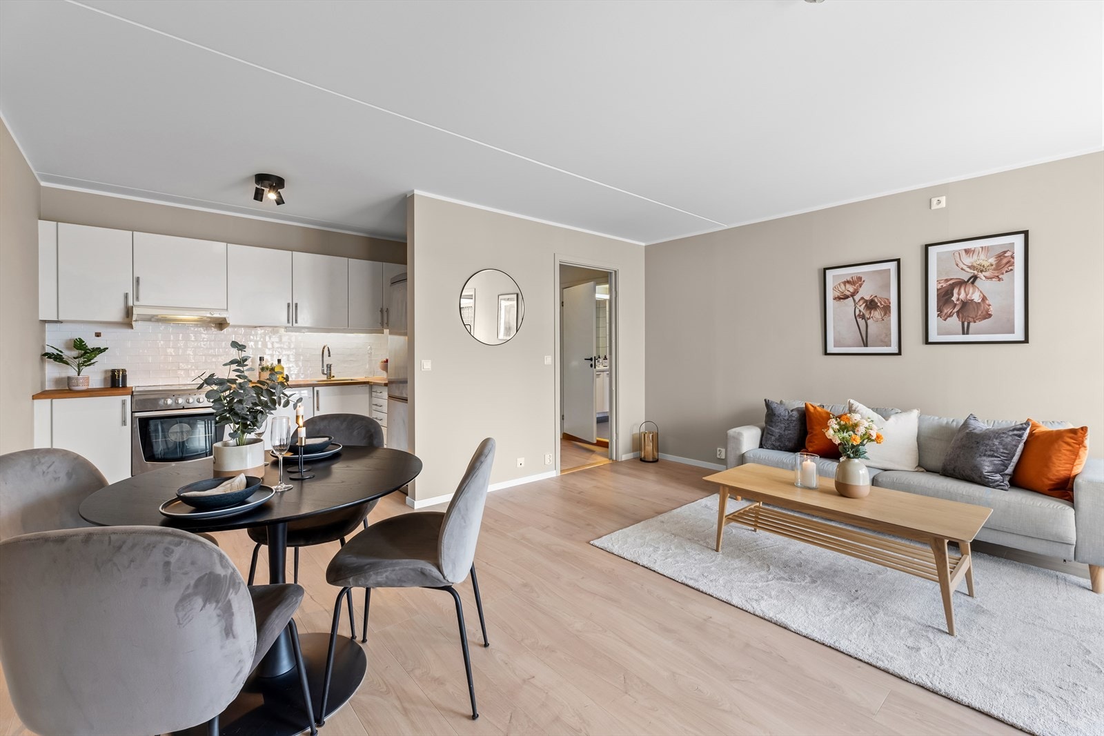 Den åpne kjøkkenløsningen mot stuen gir en sømløs overgang mellom sonene og inviterer til sosialt samvær. Galleribilde