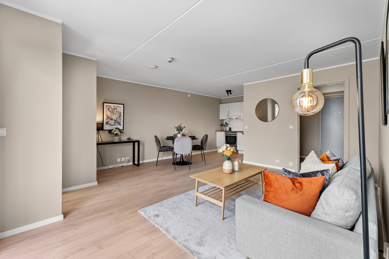 Lekker nylagt gulv samt overflater malt i delikate og moderne fargetoner. Galleribilde