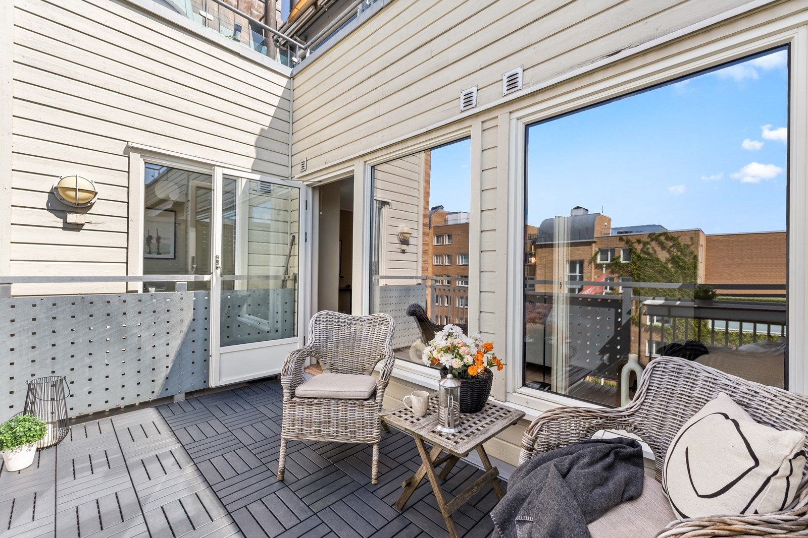 Nytt terrassegulv/platting ble lagt i 2022, utført i regi av sameiet. Galleribilde