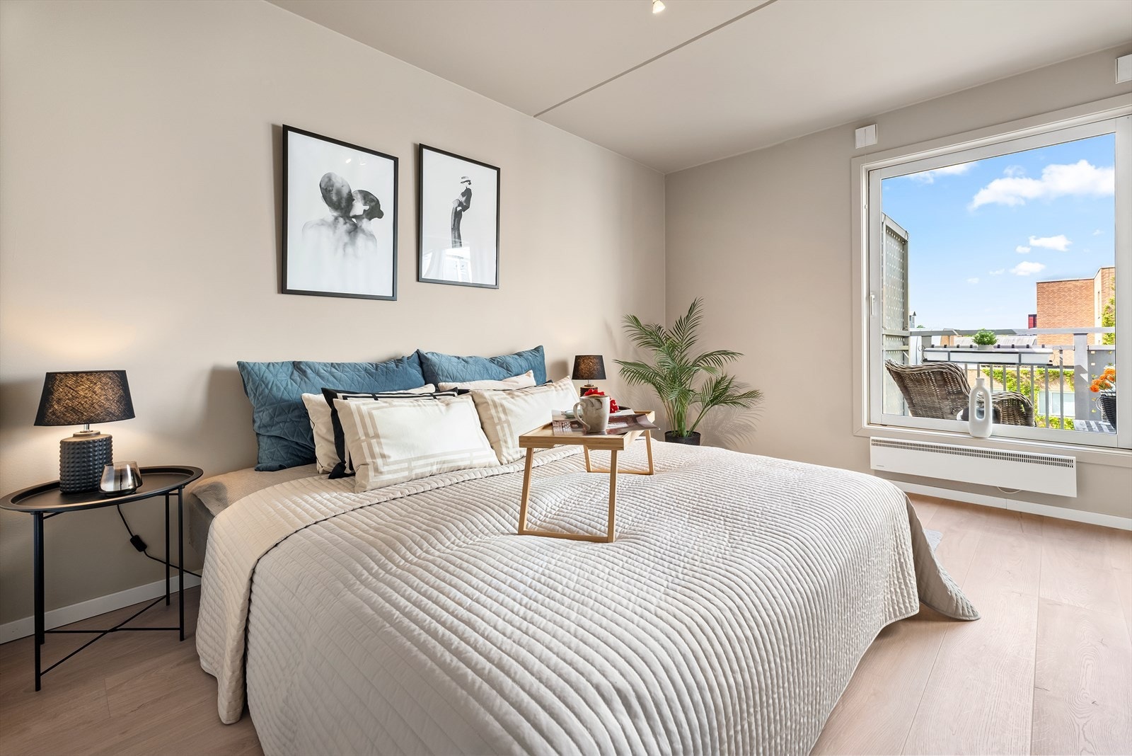 Hovedsoverommet er romslig, med plass til dobbeltseng, nattbord og tilhørende møbler. Galleribilde