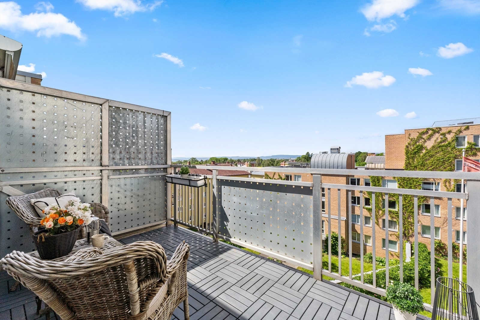 Fra stuen er det utgang til en herlig vestvendt balkong på ca. 9 m² med svært gode solforhold og fantastisk utsikt. Galleribilde