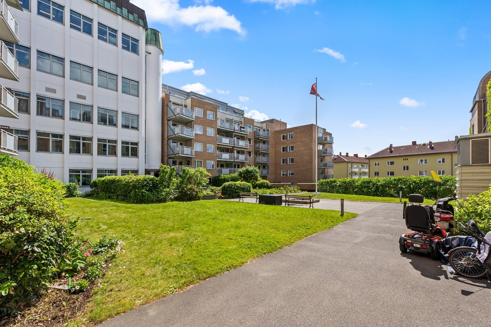 Bakgården er avlåst og forbeholdt beboerne, noe som gir et skjermet og trygt uteområde uten innsyn fra uvedkommende. Galleribilde