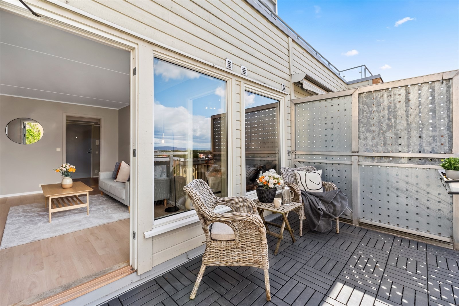 I vår- og sommerhalvåret blir balkongen en naturlig forlengelse av stuen, perfekt for hyggelige stunder med familie og venner. Galleribilde