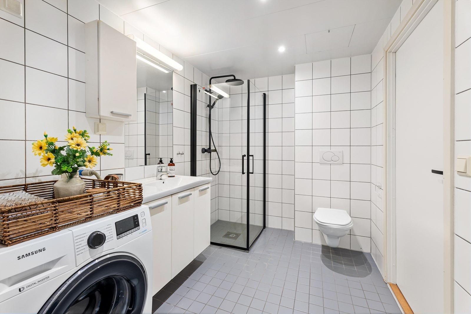 Pent, flislagt baderom med elektrisk gulvvarme og downlights i himlingen. I 2025 ble det gjort flere oppgraderinger, inkludert nye dusjdører i herdet glass, moderne regndusj, nye spotter samt utskiftning av baderomsdøren. Galleribilde