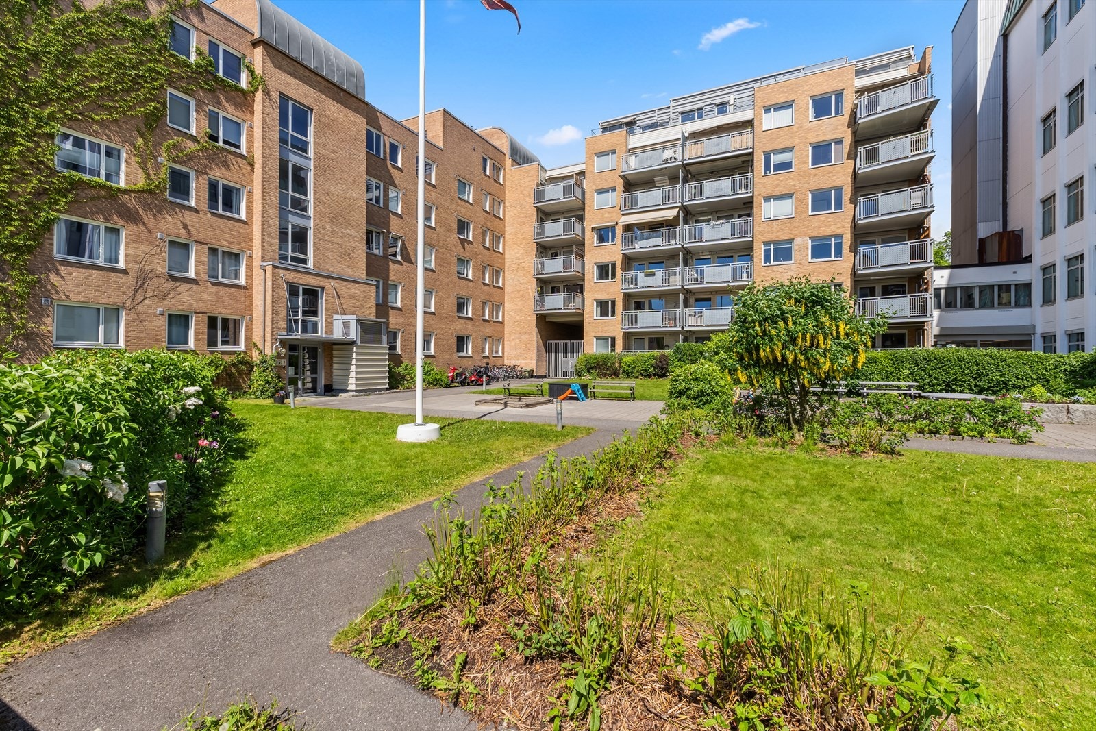 Sameiet byr på velholdte fellesområder med grønne omgivelser og hyggelige sittegrupper. Galleribilde