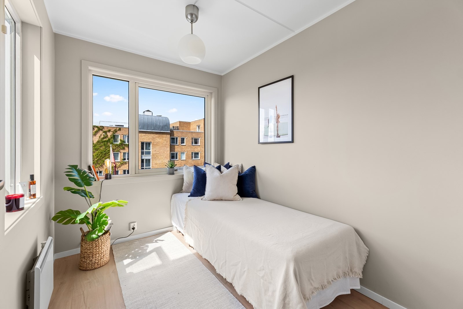 Soverom 2 er også romslig og har plass til både seng og øvrige møbler. Galleribilde