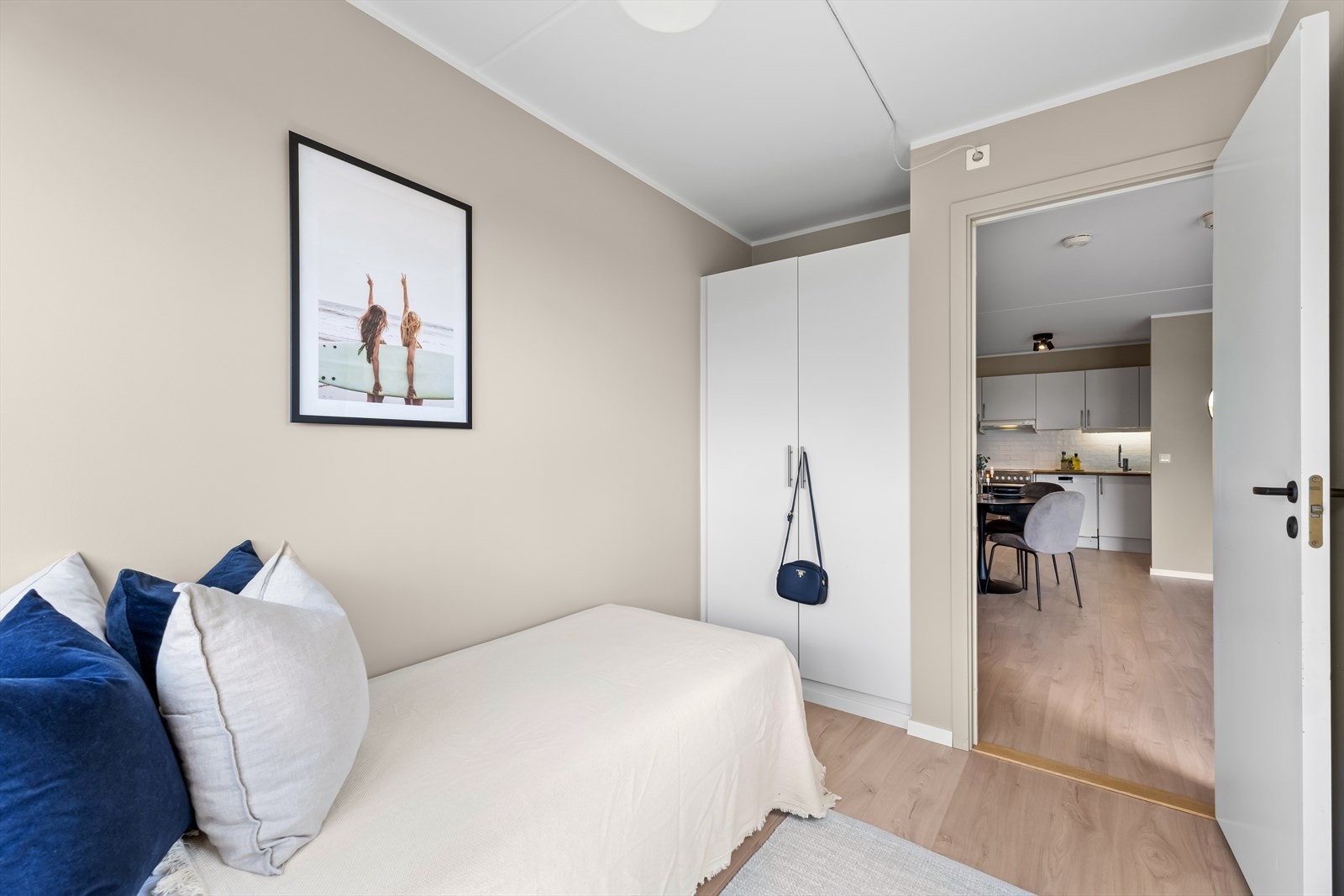 I tillegg byr rommet på gode oppbevaringsmuligheter med garderobeskap. Galleribilde