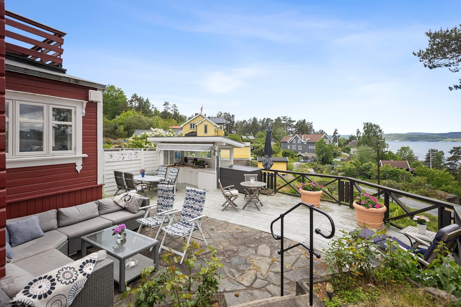 Stor terrasse med panoramautsikt - et naturlig samlingspunkt for familie og venner Galleribilde