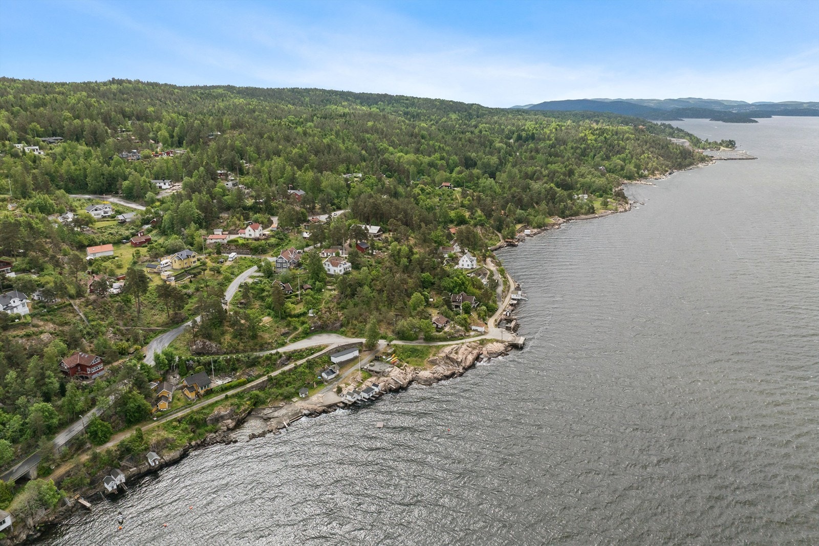 Like nedenfor eiendommen går den idylliske kyststien som slynger seg langs fjorden fra Alværn via Svestad til Fagerstrand Galleribilde