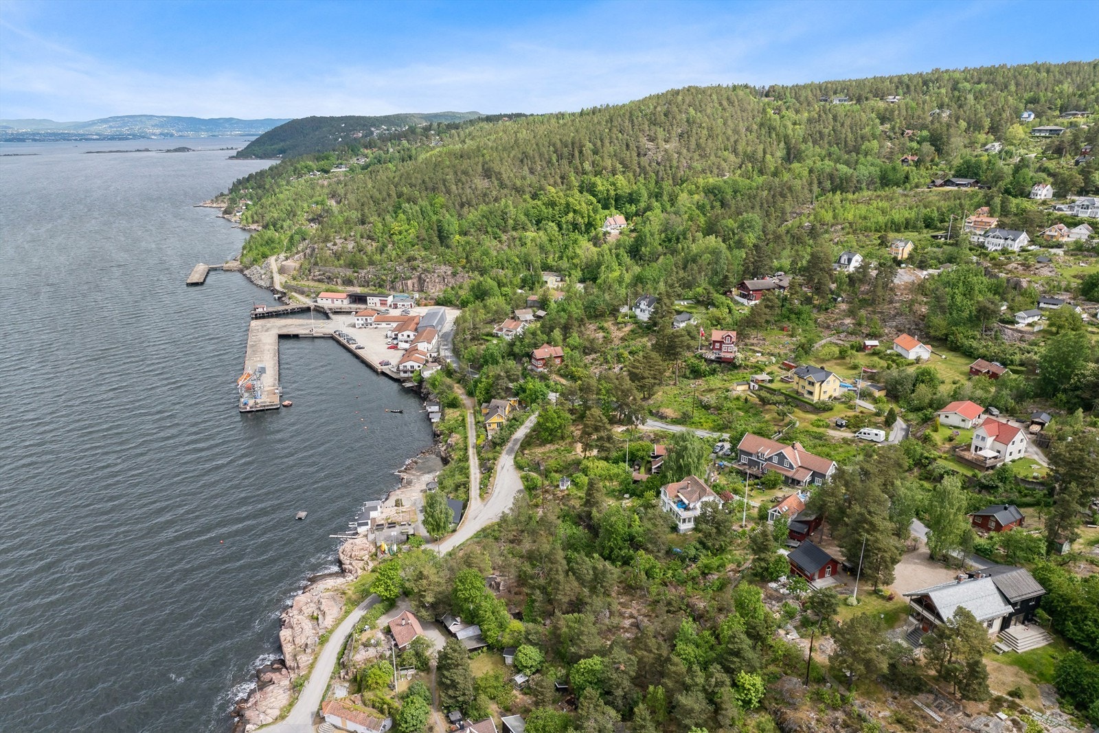 Området byr på ypperlige forhold for både båtfolk og turgåere - med kyststi, fiskeplasser og små øyperler rett utenfor døren Galleribilde