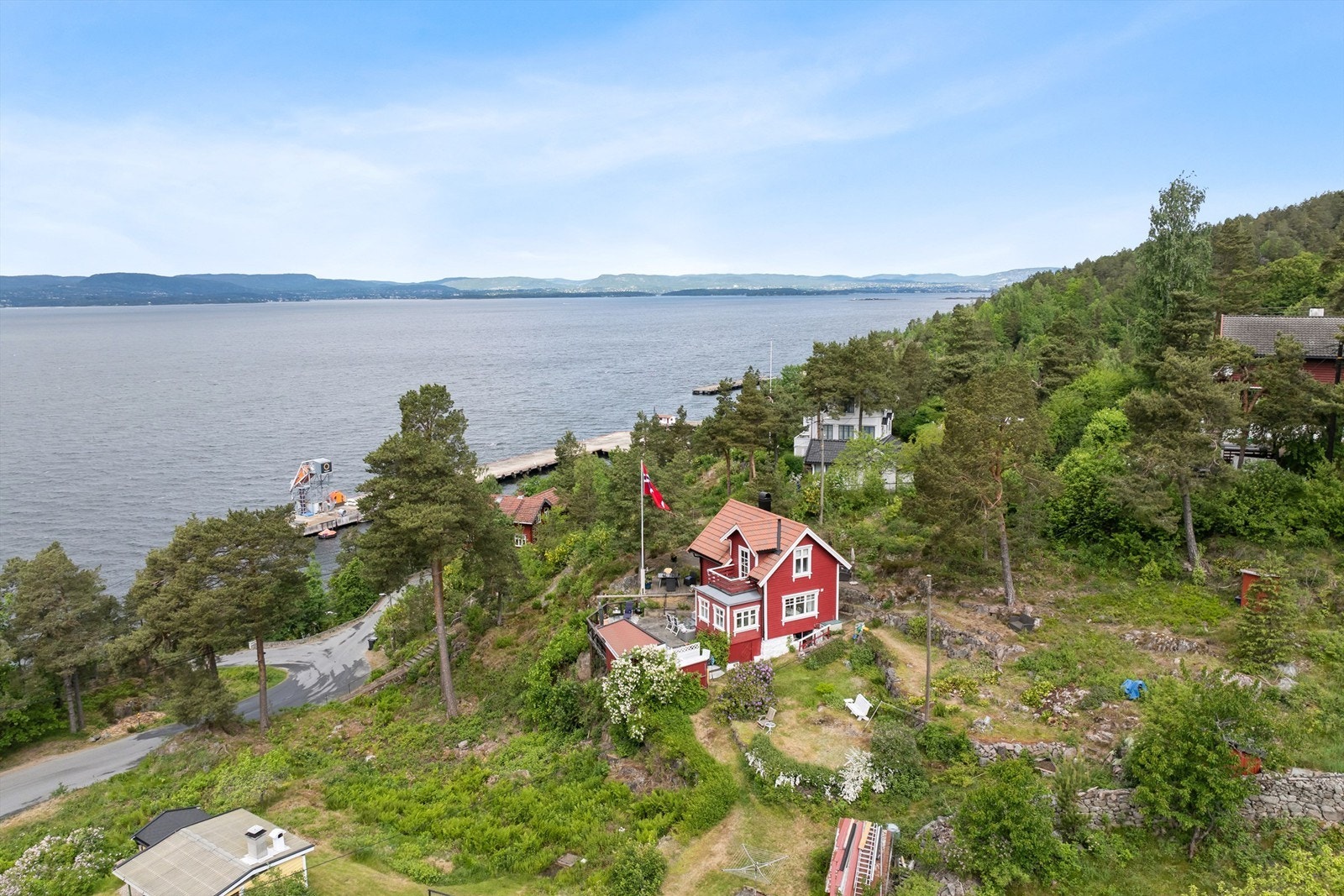 Romslig og svært pent opparbeidet eiendom som er høytliggende og har en panoramautsikt over fjorden Galleribilde