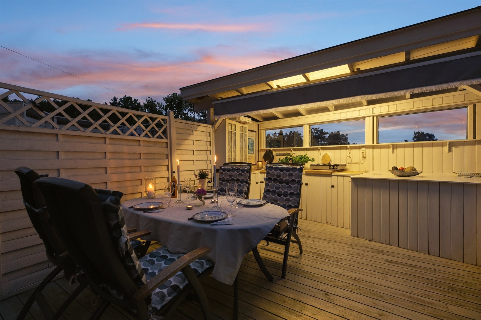 Et fristed for livsnytere - grillkvelder, måltider i solnedgang og hyggelige samtaler i lune omgivelser Galleribilde