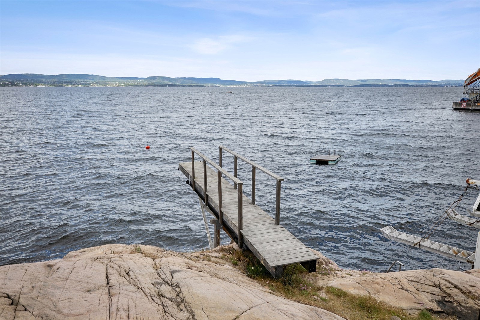 Her finner du flotte badeplasser og diverse hoppetårn som er et naturlig trekkplaster for både store og små Galleribilde