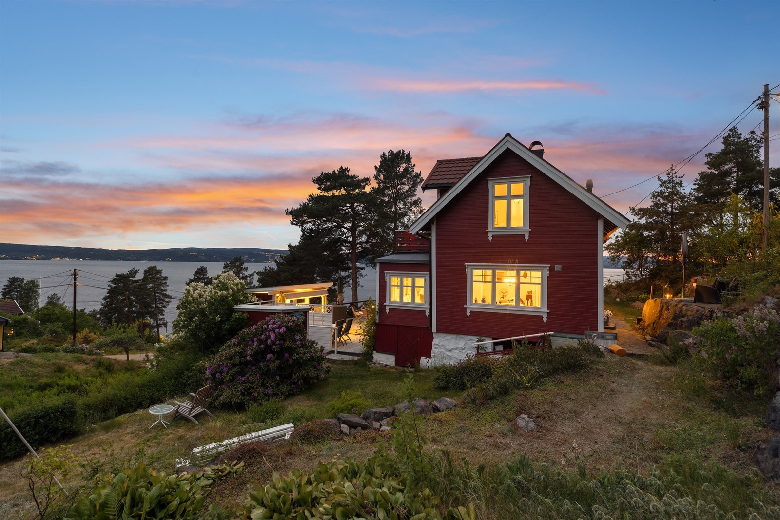 Kveldene ved fjorden er noe helt for seg selv - stillheten, duften av sjø og solnedgangen som går bak fjellene i vest Galleribilde