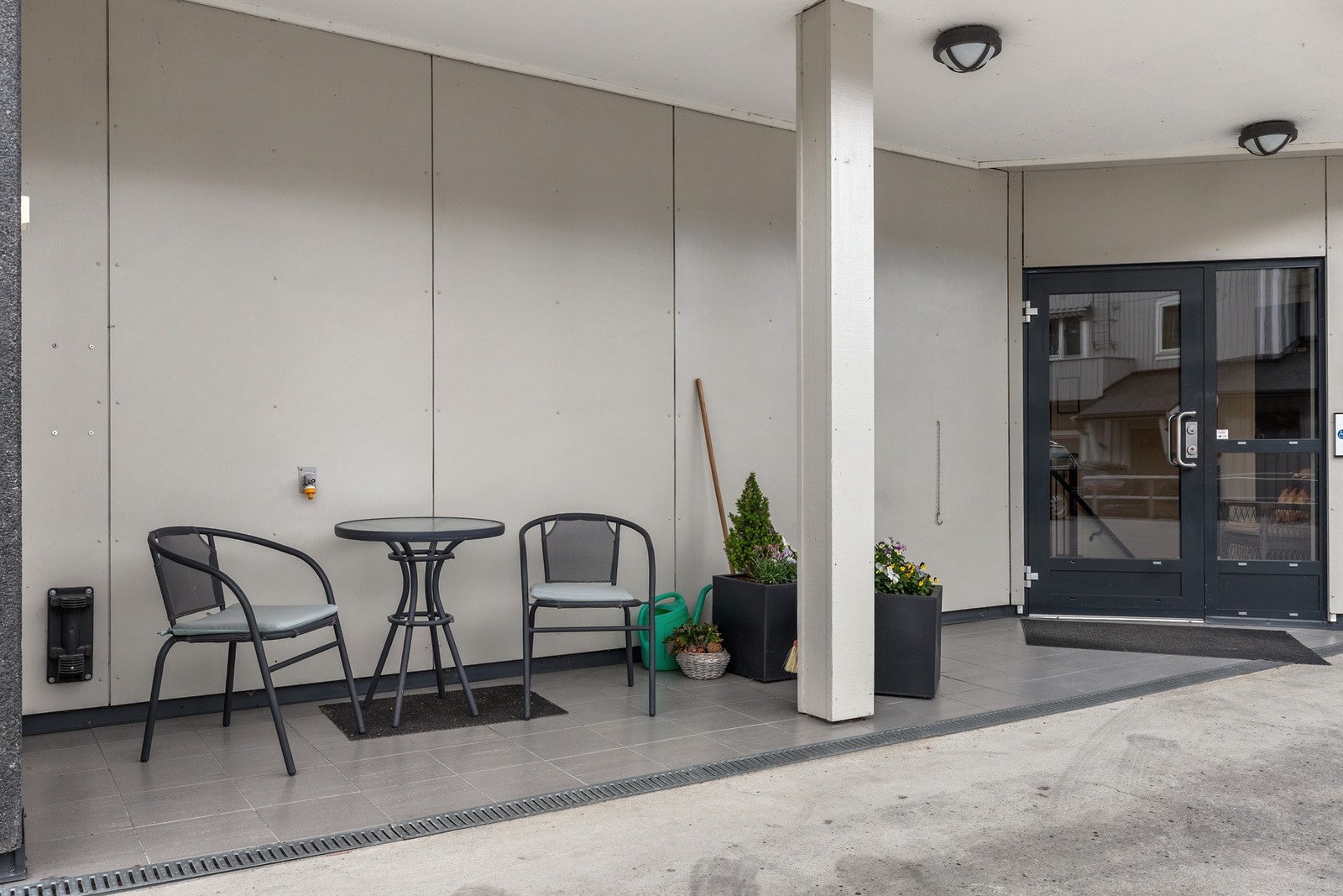 Hyggelig inngangsparti i sameiet Galleribilde