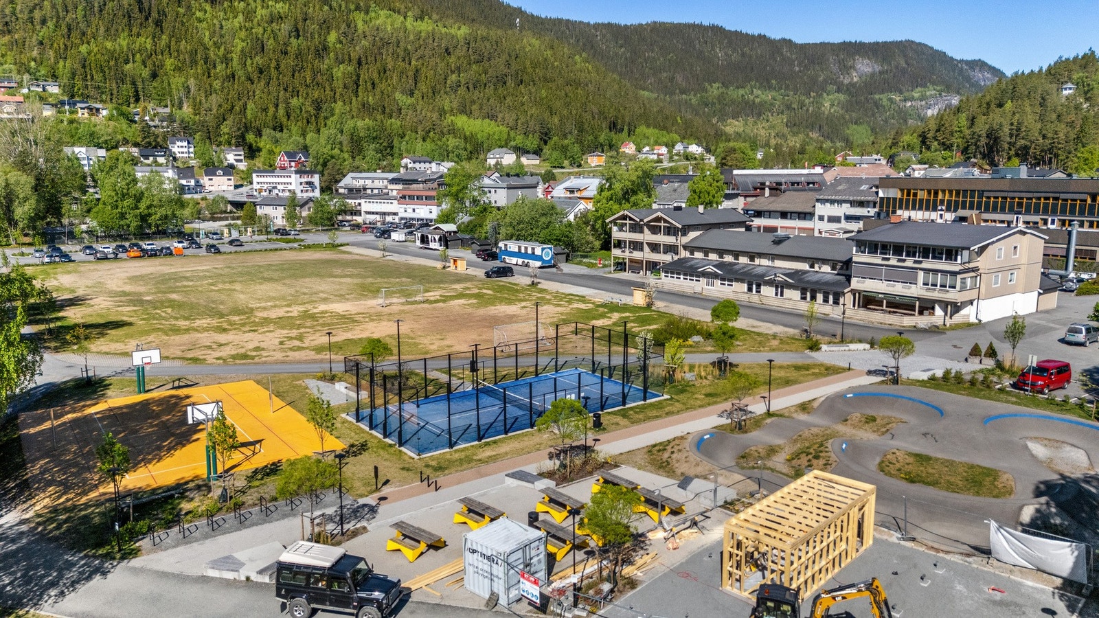 Det har vært et større oppgradering av området, med pump track (sykkel), paddeltennis og en multisportbane. Virkelig flott tilrettelagt for hele familien. Alt innen kort avstand til leiligheten. Galleribilde