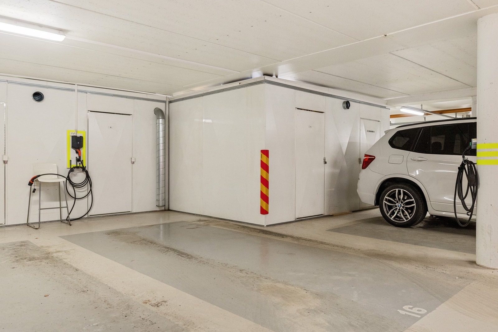 Begge parkeringsplasser er etablert med el-billader Galleribilde