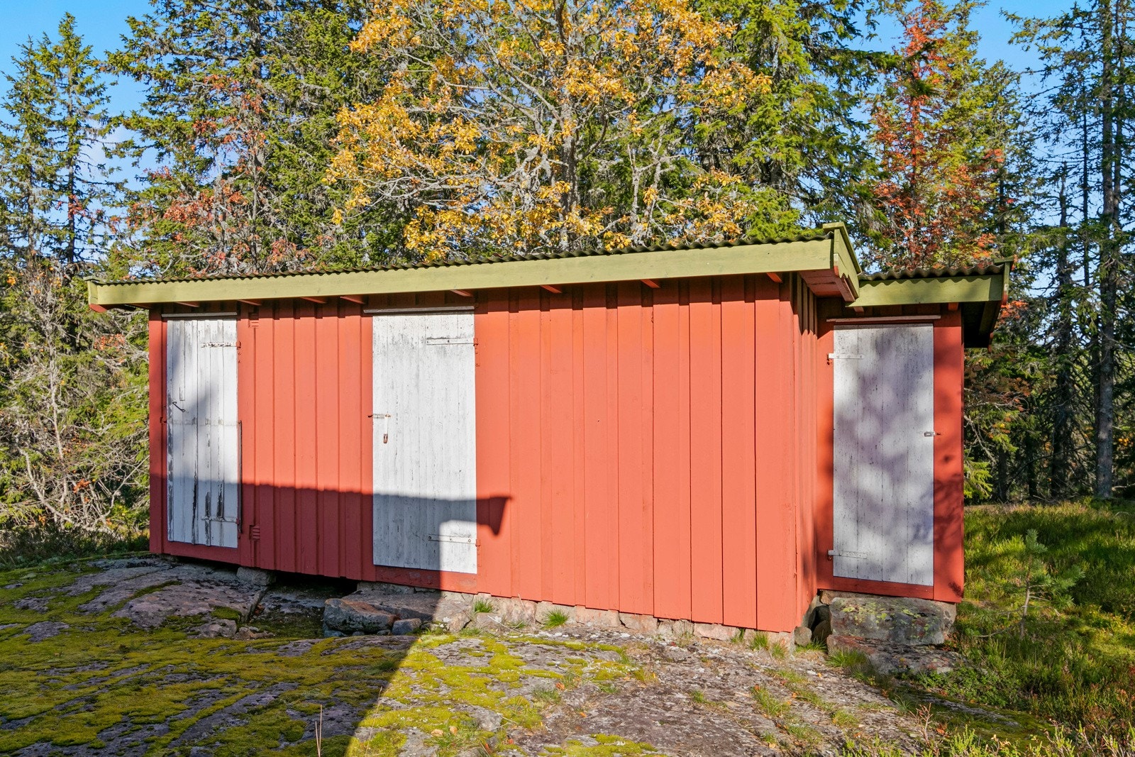 Uthus med bod, vedbod og utedo Galleribilde