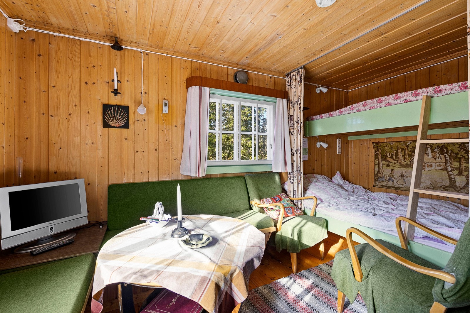 Fastmontert sofahjørne og køyeseng Galleribilde