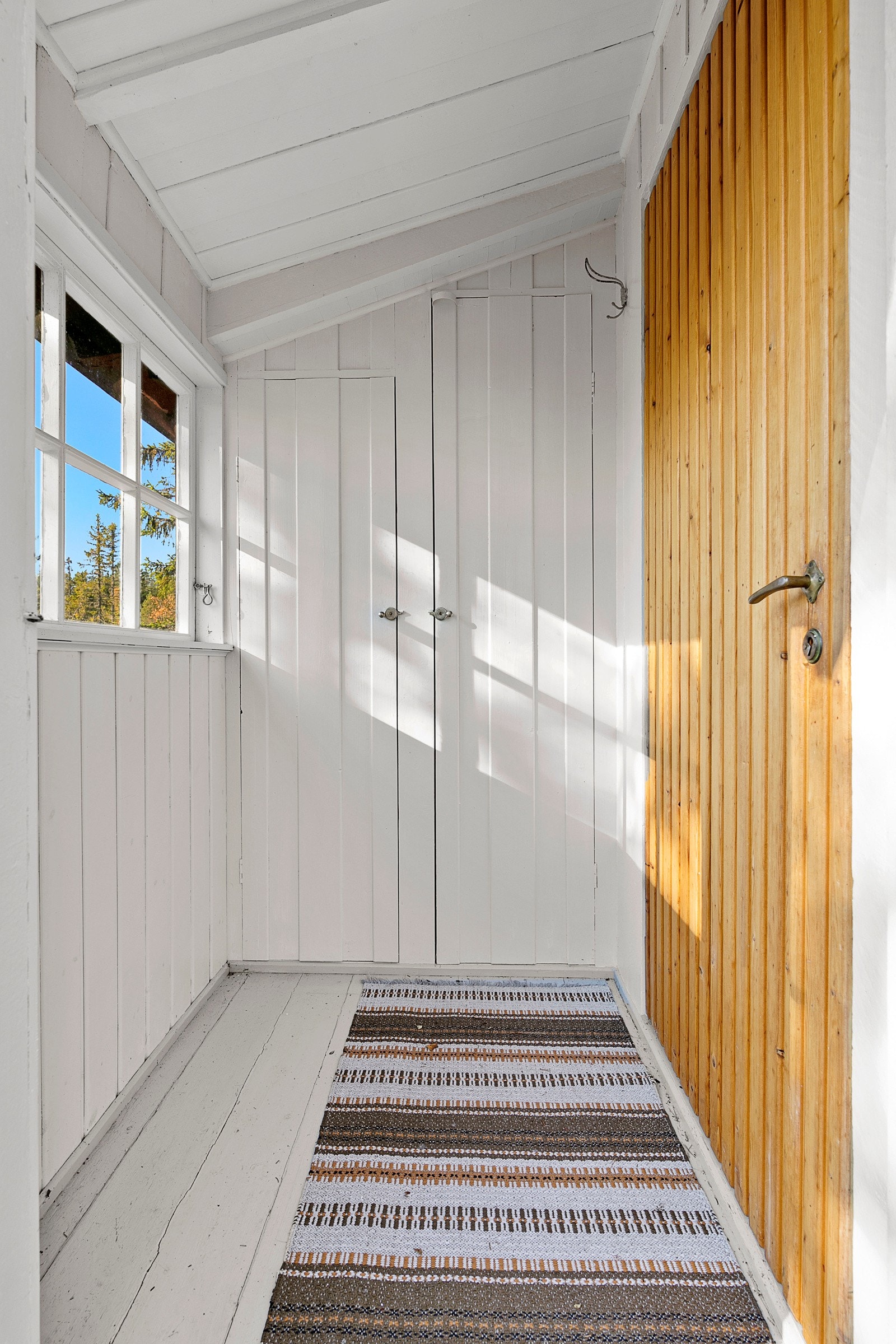 Gang med garderobe Galleribilde