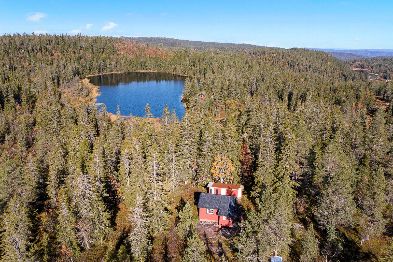 Hytta med Grønvannet i bakgrunnen Galleribilde