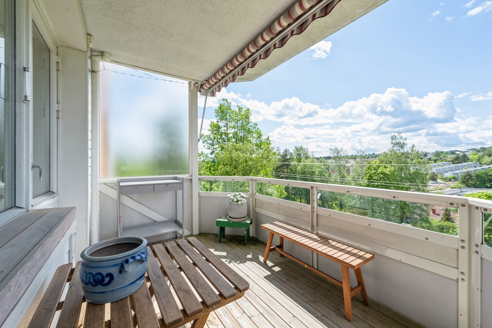 Det er lune tremmegulv og markise. Galleribilde