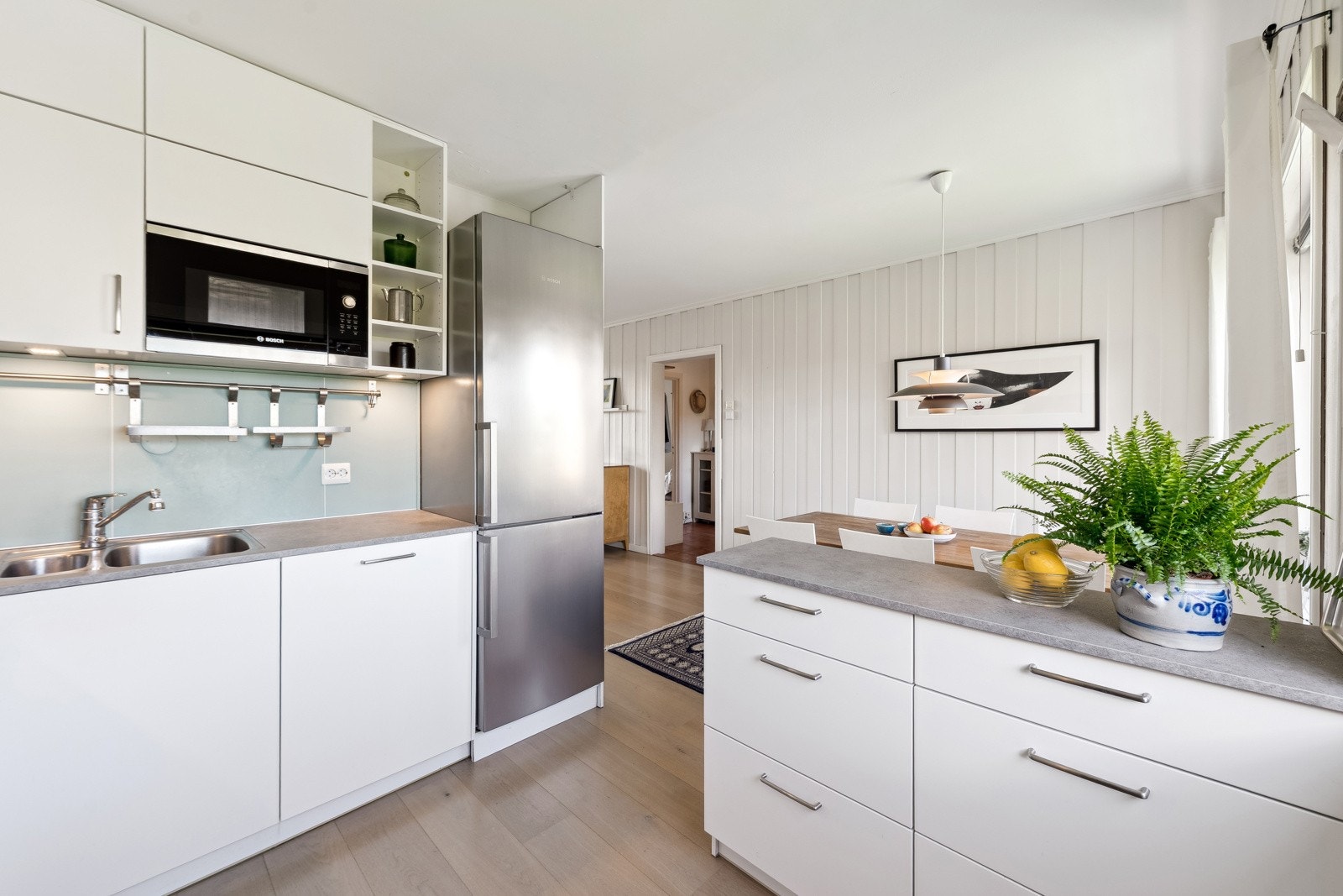 Frittstående kjø/ fryseskap og integrert oppvaskmaskin, platetopp og micro. Galleribilde