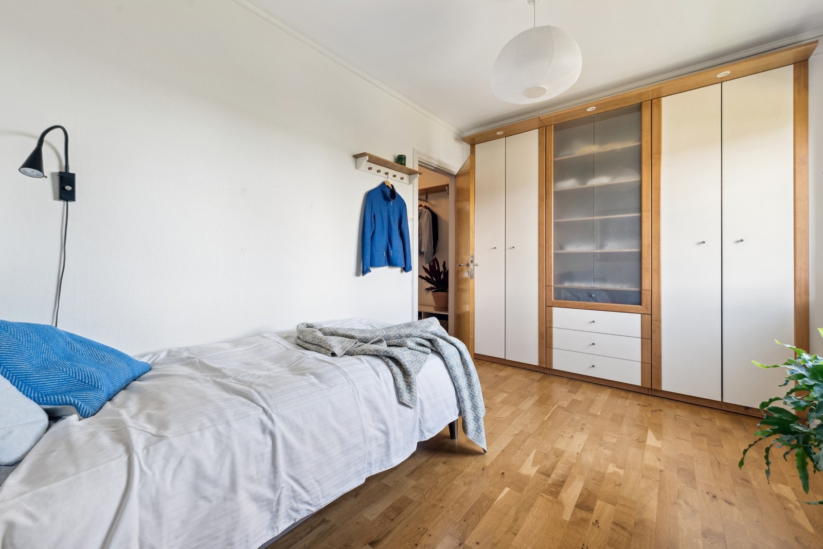 Stor garderobe for klesoppbevaring. Galleribilde