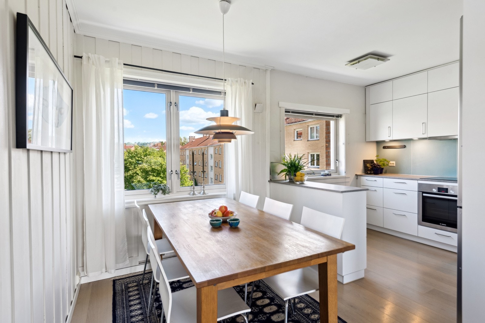 God plass til spisestue med delvis åpen løsning mot kjøkkenet Galleribilde