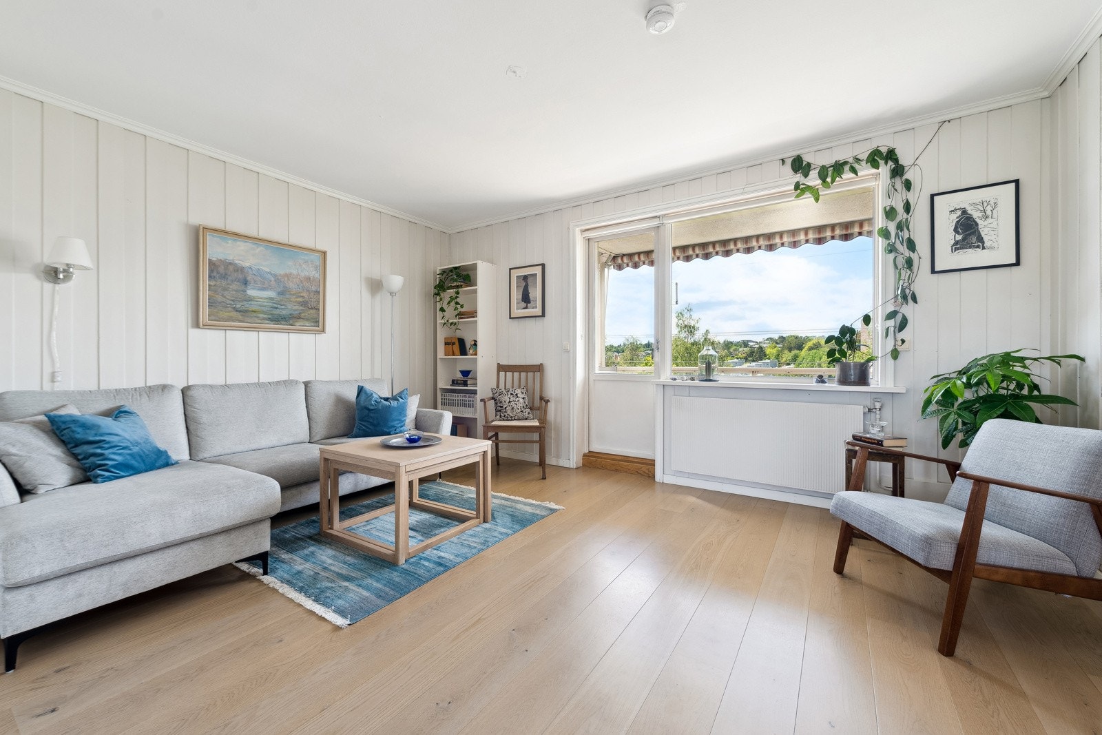 Stuen er romslig med god plass til sittegruppe Galleribilde