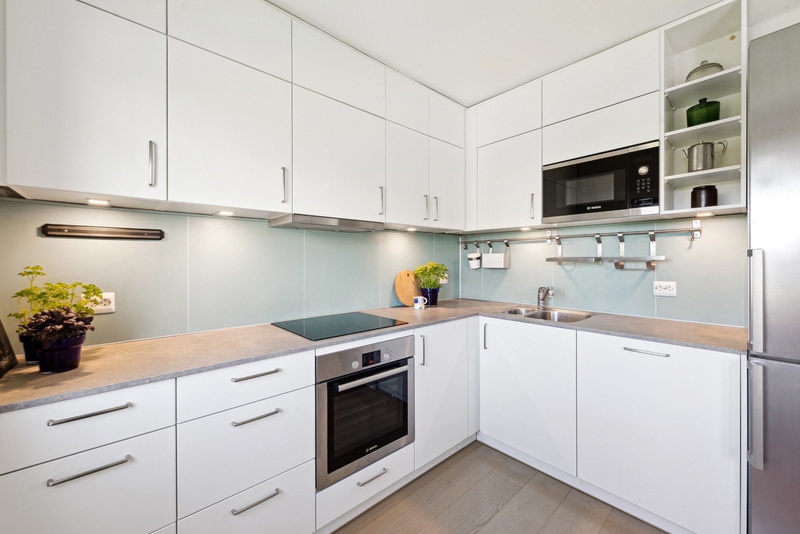 Rikelig med skap og benkeplass. Galleribilde