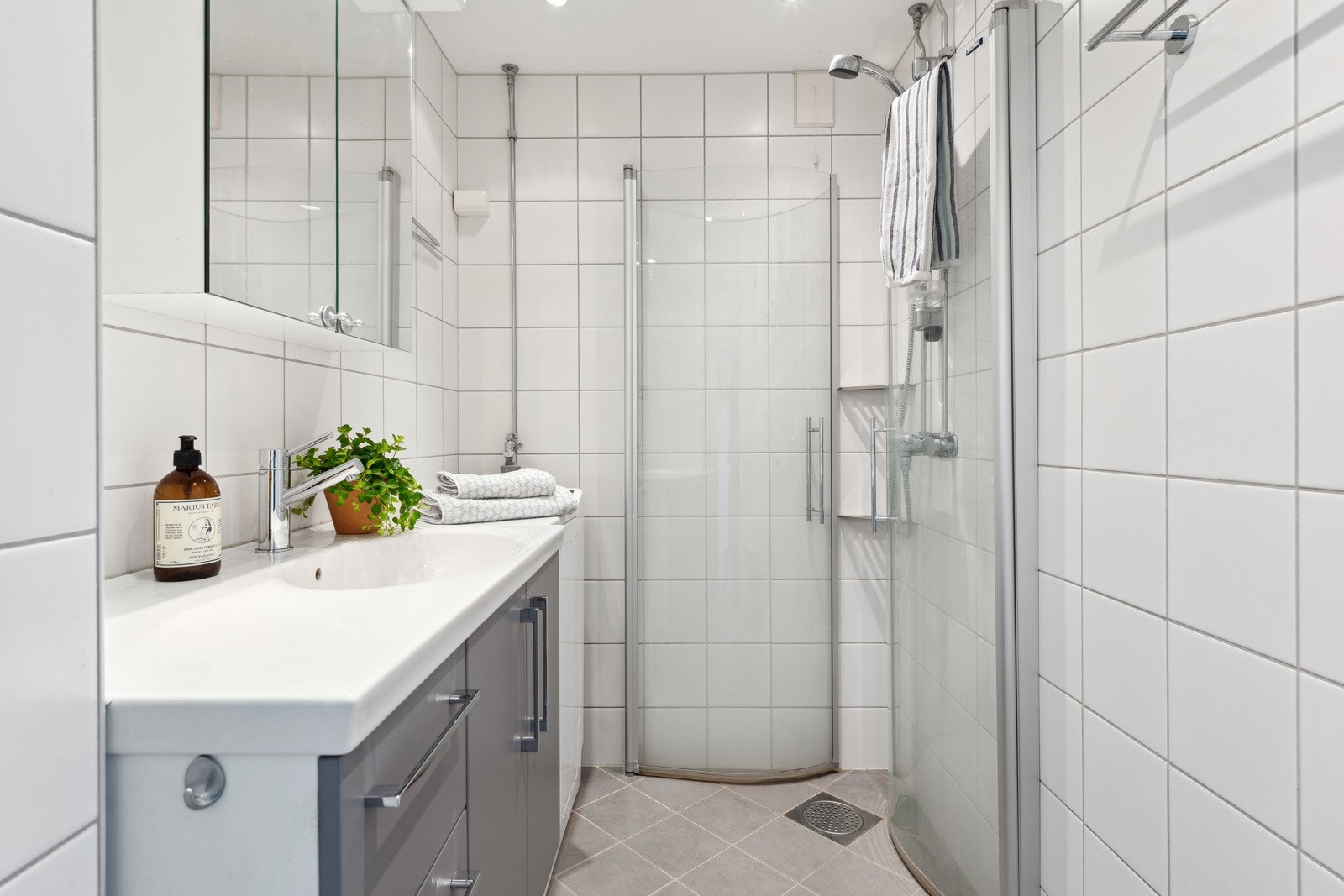 Flislagt baderom med gulvvarme. Badet ble rehabilitert i regi av borettslaget i 2009 med nye overflater, suk og røropplegg. Galleribilde