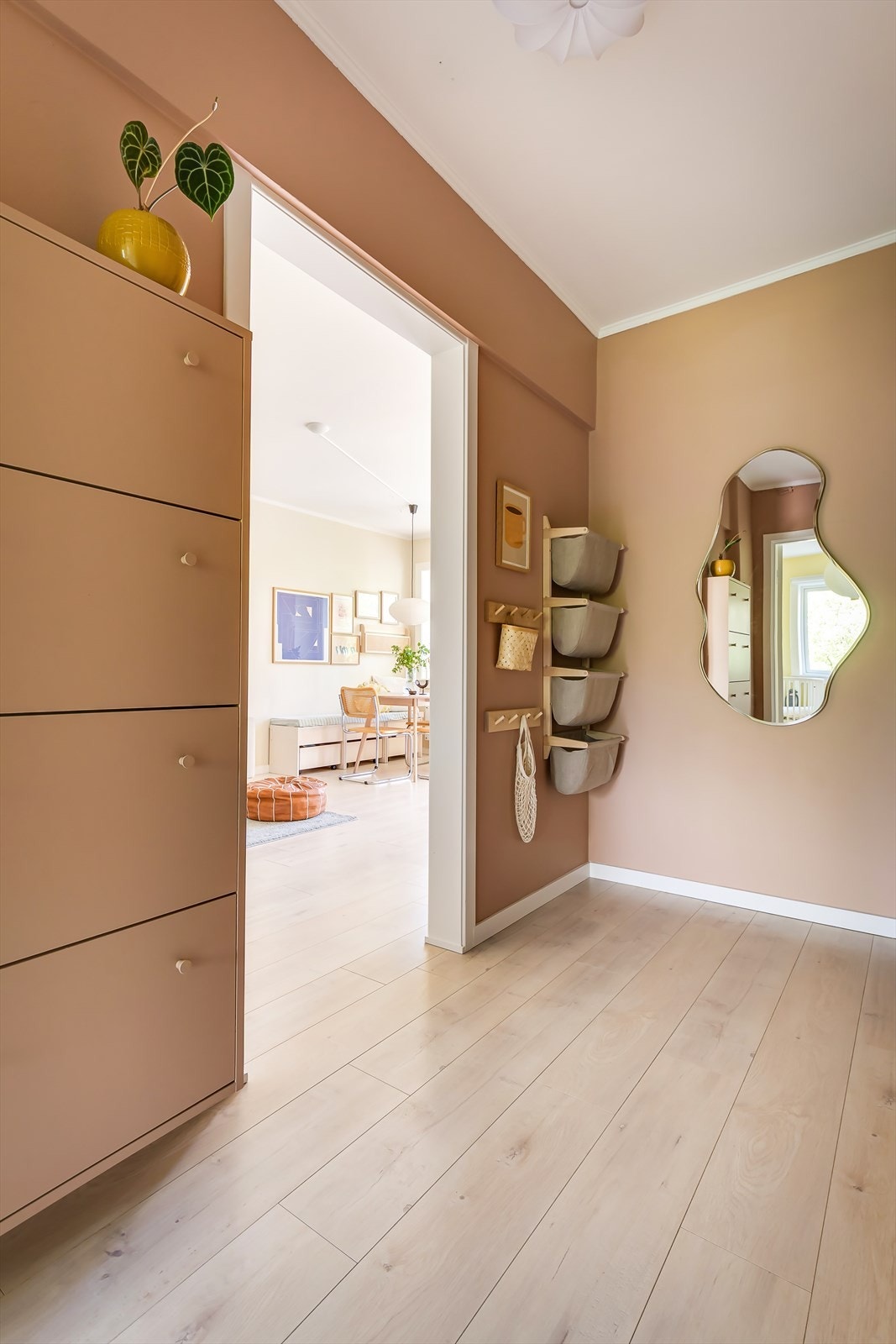 Romslig og innbydende entré i en stilfull farge Galleribilde