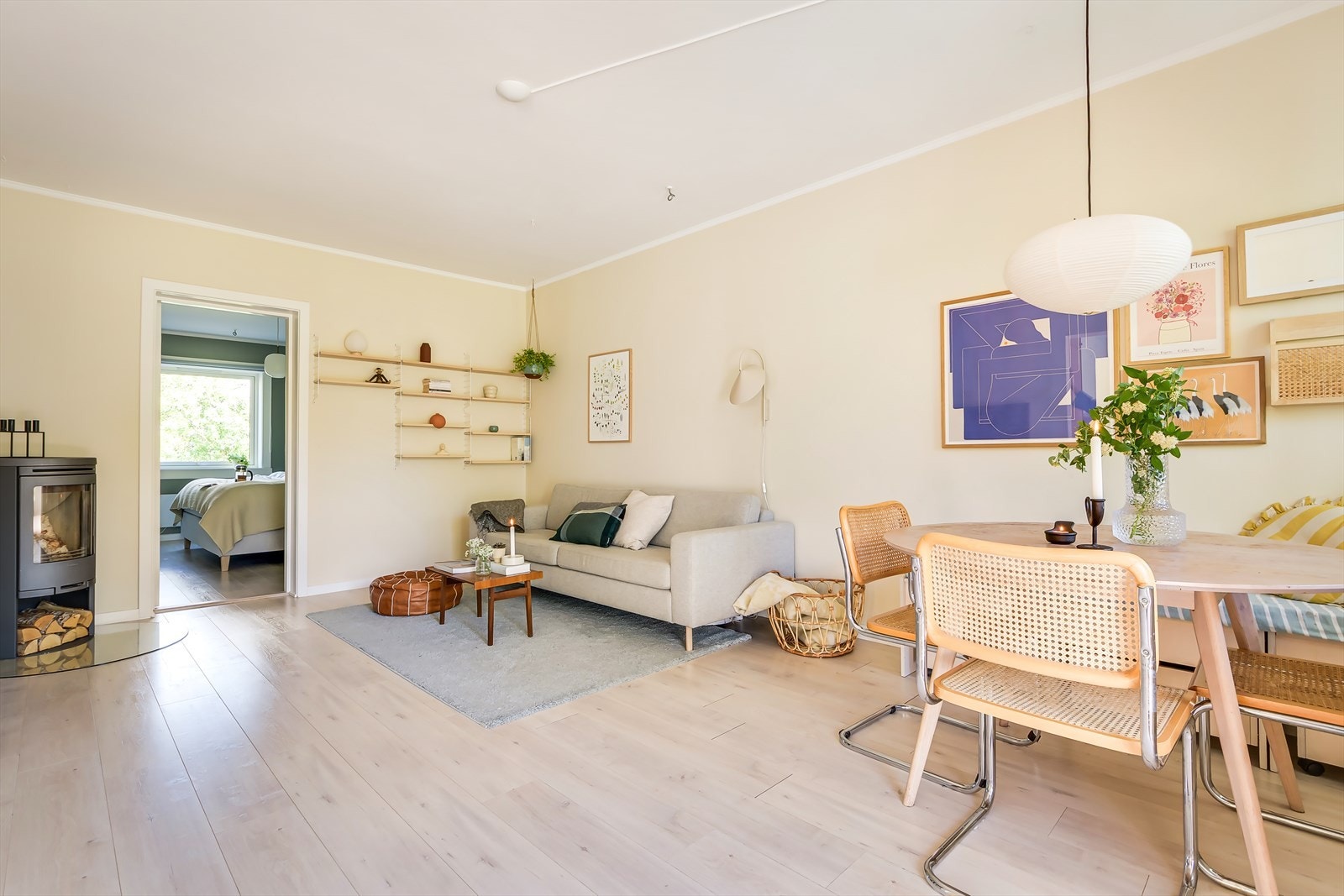 Stuen har en sosial planløsning som enkelt kan innredes etter eget ønske! Galleribilde