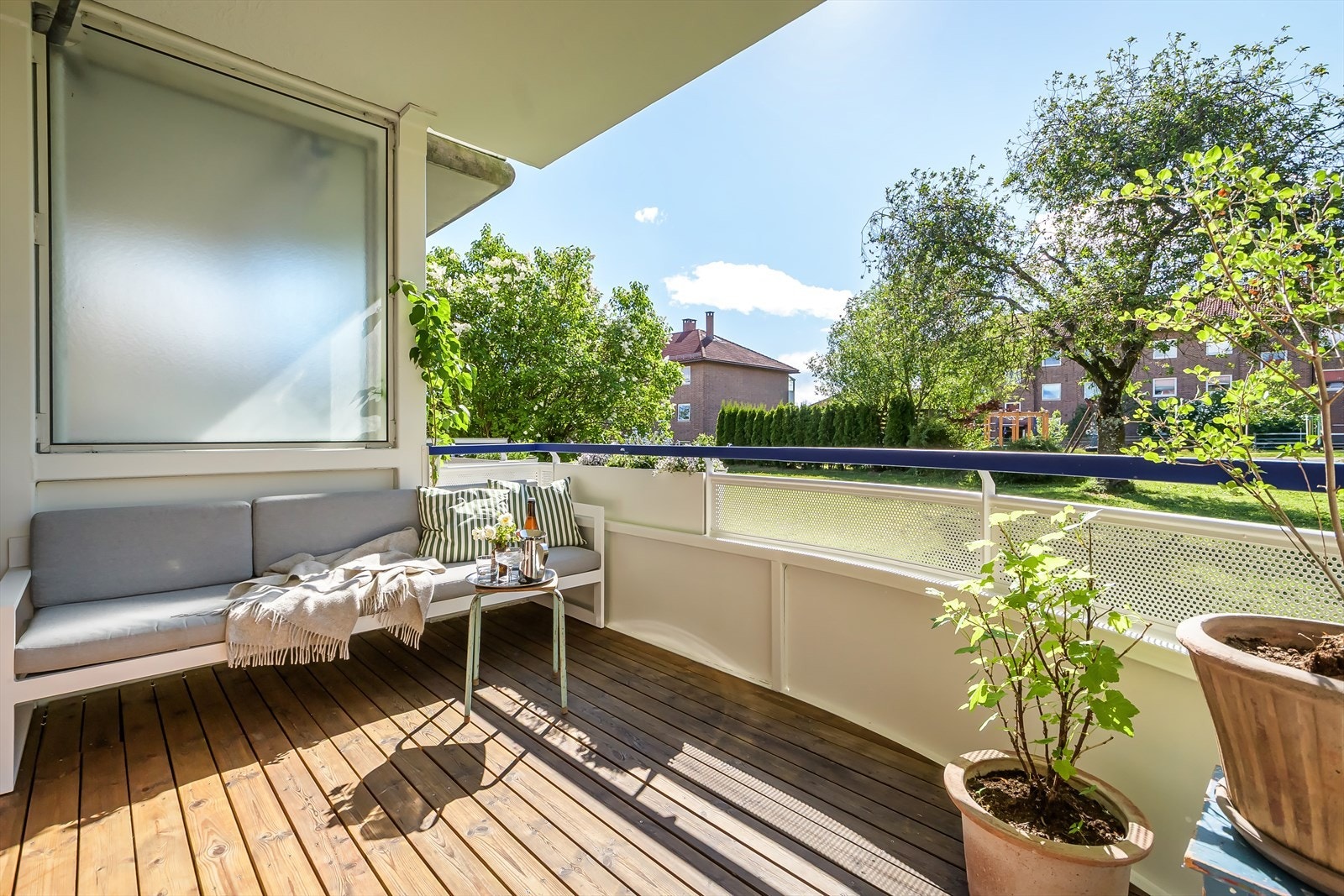 Romslig balkong med god plass til utemøbler, beplantning og grill Galleribilde