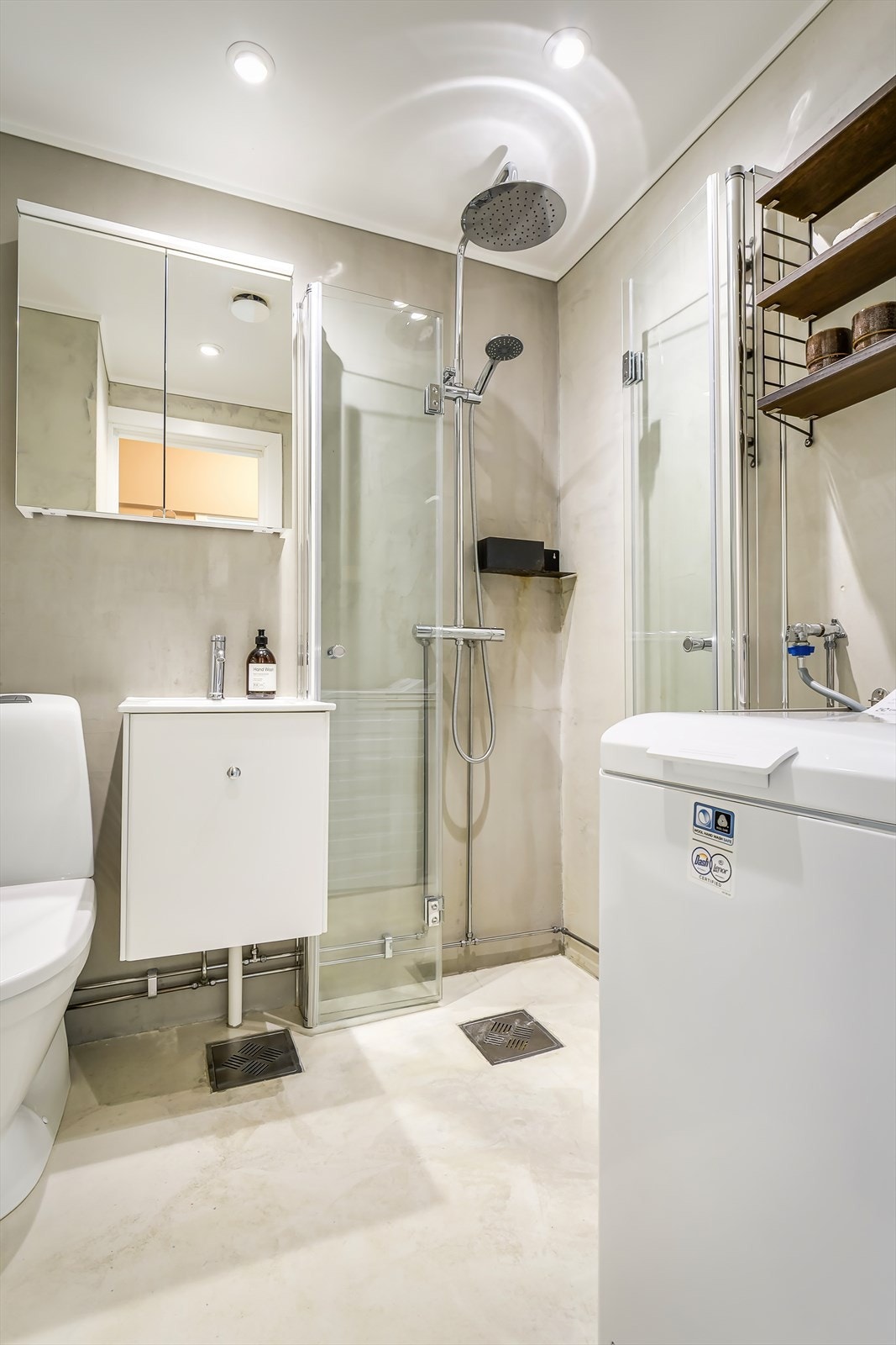 Lekkert bad oppgradert i 2020 med mikrosement over fliser. Videre er det varmekabler i gulvet og downlights i taket Galleribilde