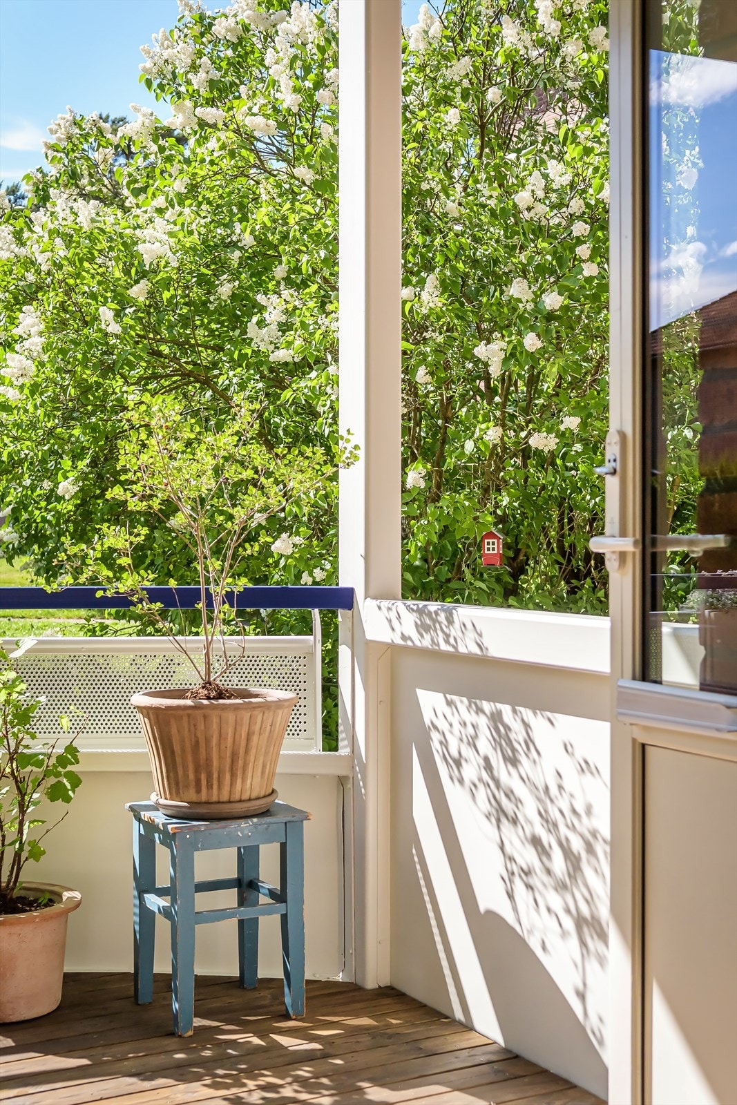 Fra stuen/kjøkkenet er det utgang til en herlig balkong på 9 m² Galleribilde